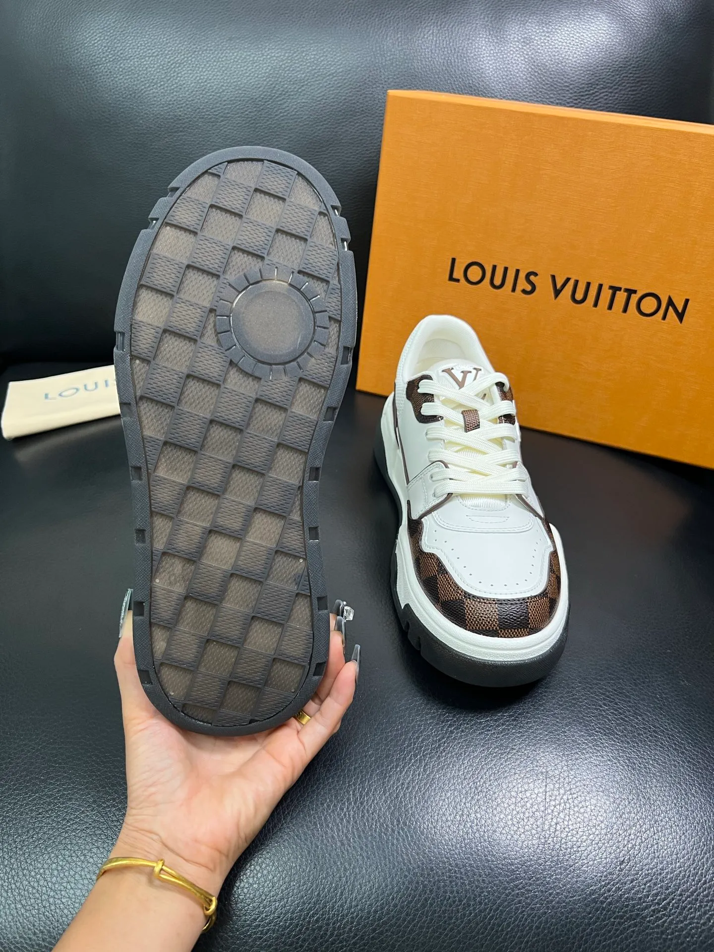Men's shoes 💰900 Lv top purchase Louis Vuitton, counter synchronization, uppers imported from Italy cowhide, imported mesh padding soft and comfortable, soles: original soles specially provided by the original factory, T men's shoes 💰U exclusive movable molded soles super comfortable, original factory and single goods, high quality, welcome to compare, code number 38-44 (customized 45) 85883